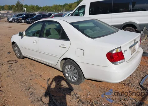2005 Toyota Camry Le z USA, uszkodzony, nr VIN 4T1BE32K75U633665